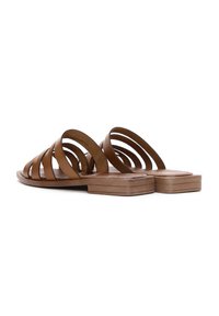Sandalias de cuero marrón con múltiples correas anchas, suelas planas y una textura suave. Presentan un diseño minimalista y una punta redondeada.