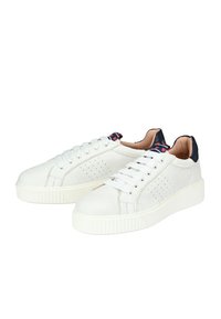 Sneakers bianchi realizzati in materiale liscio con suola testurizzata. Presentano perforazioni sui lati e un accento sul tallone di colore navy.
