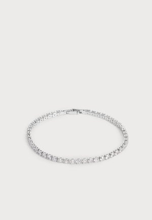 Bracciale da tennis in argento con una fila di pietre preziose trasparenti tagliate a quadrato su uno sfondo chiaro.