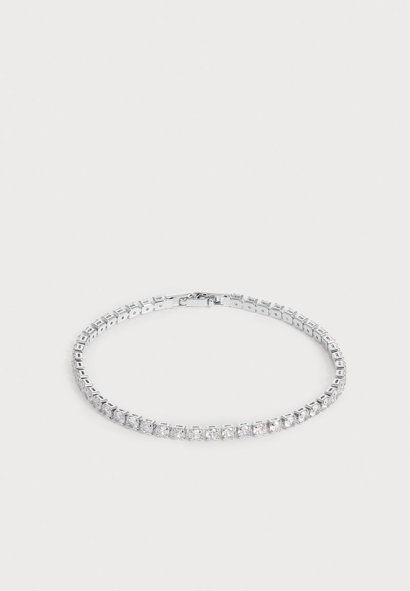 Bracelet de tennis en argent avec une rangée de pierres précieuses transparentes taillées en carré sur un fond clair.
