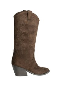 Botas de vaquero de ante marrón con punta afilada, patrones bordados en el cañón y un tacón apilado de madera oscura.