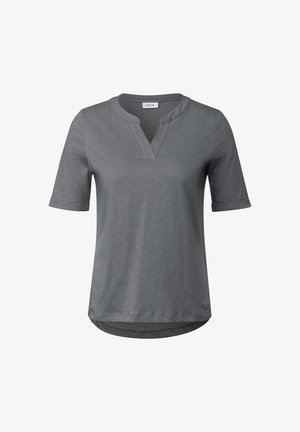 Maglietta grigia a maniche corte con scollo a V, realizzata in tessuto morbido. Presenta una vestibilità dritta e un orlo arrotondato, con maniche arrotolate e un'etichetta sul colletto.