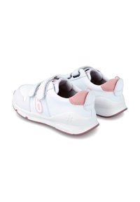 Zapatillas deportivas blancas con acentos rosas, que cuentan con una parte superior de piel suave, correas de Velcro y una suela acolchada para mayor comodidad.