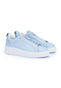 Helle blaue Leder-Sneaker zeichnen sich durch ein elegantes Design, eine strukturierte Oberseite, eine weiße Gummisohle, silberne Hardware-Details und eine schnürsenkellose Vorderseite aus.