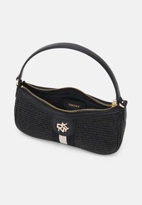 Bolso de mano negro trenzado con cierre de cremallera, que presenta un logo dorado de DKNY, una correa negra y una franja blanca en contraste en el panel frontal.