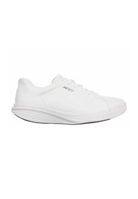 Scarpa sportiva bianca realizzata in materiale sintetico liscio. Presenta una punta arrotondata, design con lacci e suola testurizzata per una migliore aderenza.