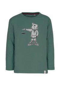 Vihreä pitkähihainen t-paita, jossa on graafinen kuva sarjakuvahiirestä hupparissa ja housuissa, kengät ja mikrofoni yksityiskohtana.