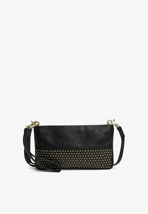 Sac bandoulière en cuir noir avec des clous dorés le long du bas et une sangle réglable avec des attaches dorées.