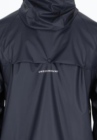 Marine vandtæt jakke med hætte, trykknapper og et baggående logo med teksten "SWEDEMOUNT." Glat tekstur og strømlinet design.