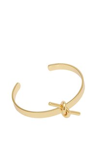 Zlatý kovový náramok s hladkým povrchom, ktorý má jednoduchý uzol ako zapínanie, pričom ponúka elegantný, minimalistický dizajn.