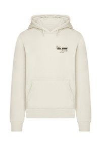 Sudadera color crema hecha de tela suave, con un bolsillo canguro en la parte frontal, capucha con cordón y un diseño de texto impreso en el pecho.