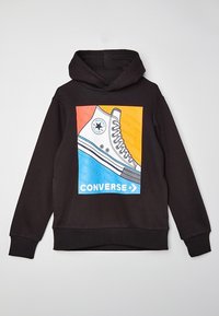 Černá mikina s kapucí s barevnou grafikou tenisky Converse na bílém pozadí a textem. Měkká tkanina, styl přes hlavu a přední kapsa.