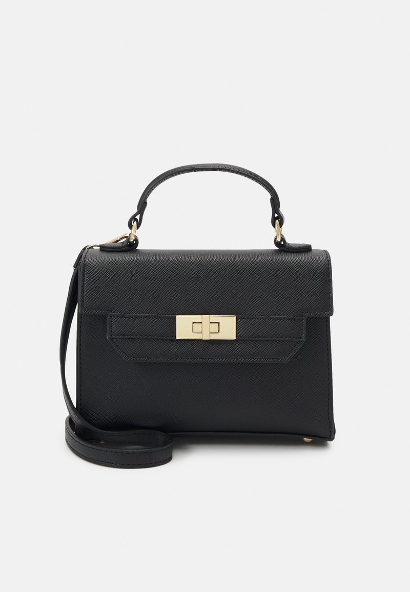 Sac à main noir structuré en matériau synthétique texturé. Il présente un fermoir doré, une bandoulière amovible et une petite poignée supérieure.