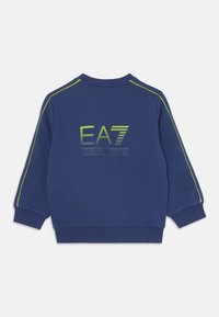 Tamsiai mėlynas džemperis su žaliais akcentiniais dryžiais, kuriame yra gradientinis EA7 logotipas ir tekstas "EMPORIO ARMANI" žemiau, baigtas su ripsuota rankovėmis.