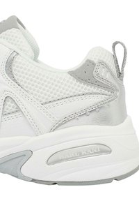 Hvite sneakers med mesh- og lærmaterialer, sølvdetaljer, en teksturert såle og en trekkstang på hælen. 'KARL KANI' preget detalj.