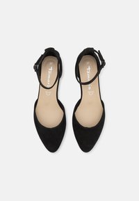 Svarta suède slingback-skor med spetsig tå, ankelrem och beige innersulor. Storlek 37 är angiven på innersulan.