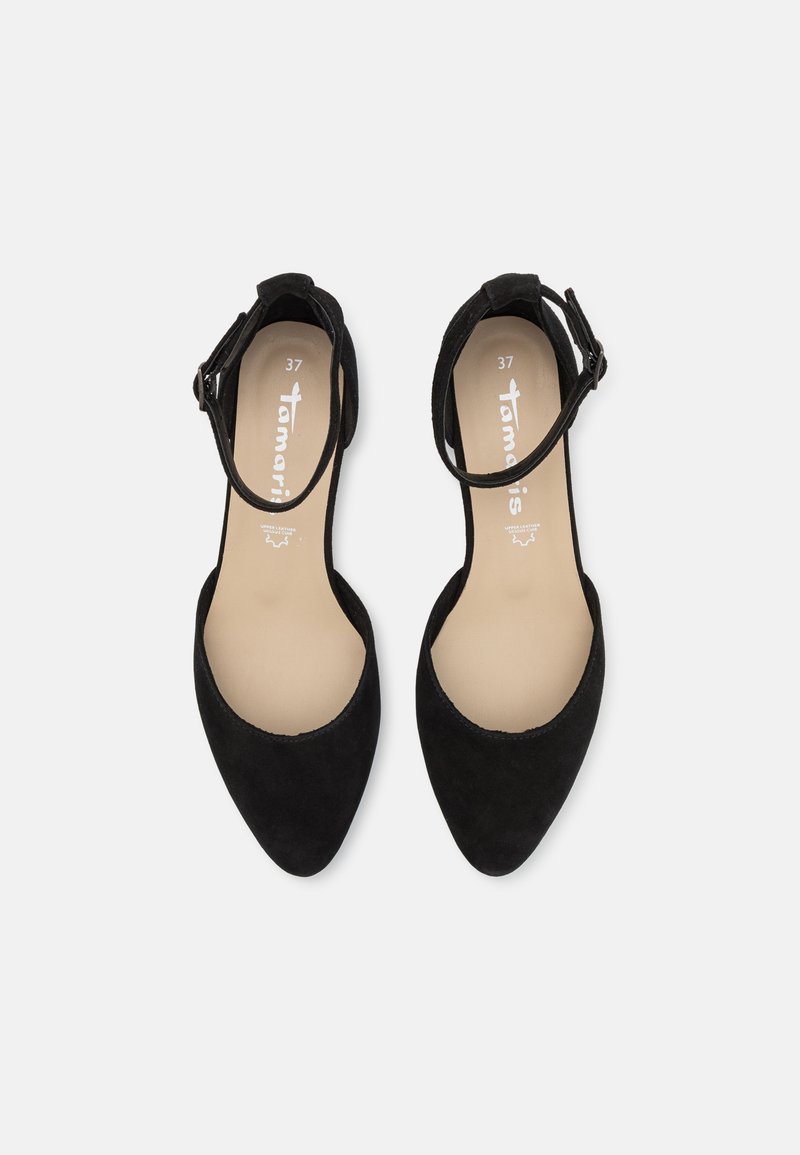 Czarne zamszowe buty na obcasie z odkrytymi piętami i spiczastym czubkiem, z paskiem na kostkę i beżowym wkładem. Na wkładce oznaczony rozmiar 37.