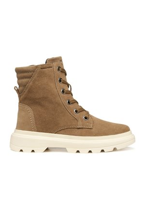 Brauner Wildleder-Stiefel bis zum Knöchel mit strukturiertem Obermaterial, Schnürung vorne, gepolstertem Kragen und einer kontrastierenden cremefarbenen Gummisohle mit Profil. Wasserfestes Etikett sichtbar.