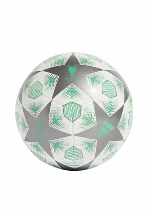 Balón de fútbol de Adidas con un patrón hexagonal en blanco y verde sobre un fondo gris, con superficie texturizada y detalles de marca.