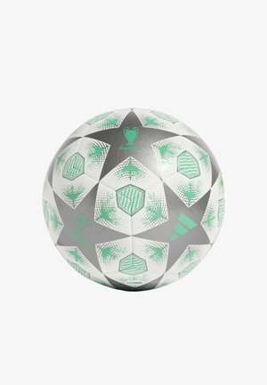 Balón de fútbol de Adidas con un patrón hexagonal en blanco y verde sobre un fondo gris, con superficie texturizada y detalles de marca.