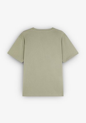 Tricou scurt cu mânecă, de culoare verde măsliniu, fabricat din bumbac moale. Are un guler clasic și o croială lejeră, fără modele sau accente.