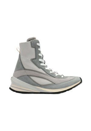 Zapatilla tipo bota alta en ante gris claro con paneles de malla, cordones blancos y una suela acolchada. Presenta un diseño elegante y angular con acentos tonales.
