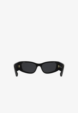 Schwarze rechteckige Sonnenbrille mit dicken glänzenden Rahmen und dunkel getönten Gläsern, isoliert auf weißem Hintergrund.