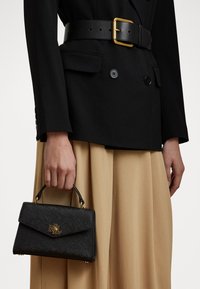 CROSSHATCH LEATHER SMALL FARRAH SATCHEL - Håndtasker - black