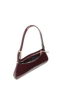 Bordeaux nep-krokodillenleer handtas met een taps toelopende vorm, gouden hardware en een ritsvak. Beschikt over een enkele lange handgreep.