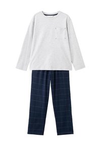 Cămașă albă-gri cu mânecă lungă, dotată cu un buzunar pe piept, combinată cu pantaloni bleumarin care au modele de grilă albă. Material din bumbac, croială lejeră.