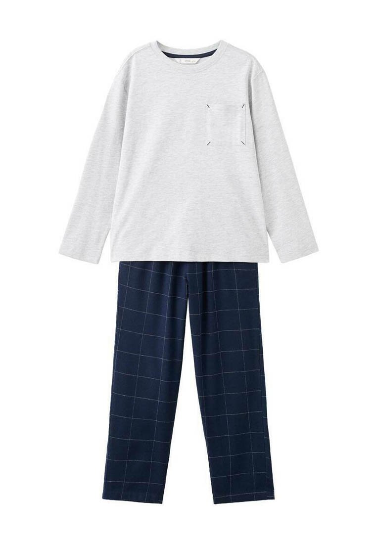 Cămașă albă-gri cu mânecă lungă, dotată cu un buzunar pe piept, combinată cu pantaloni bleumarin care au modele de grilă albă. Material din bumbac, croială lejeră.