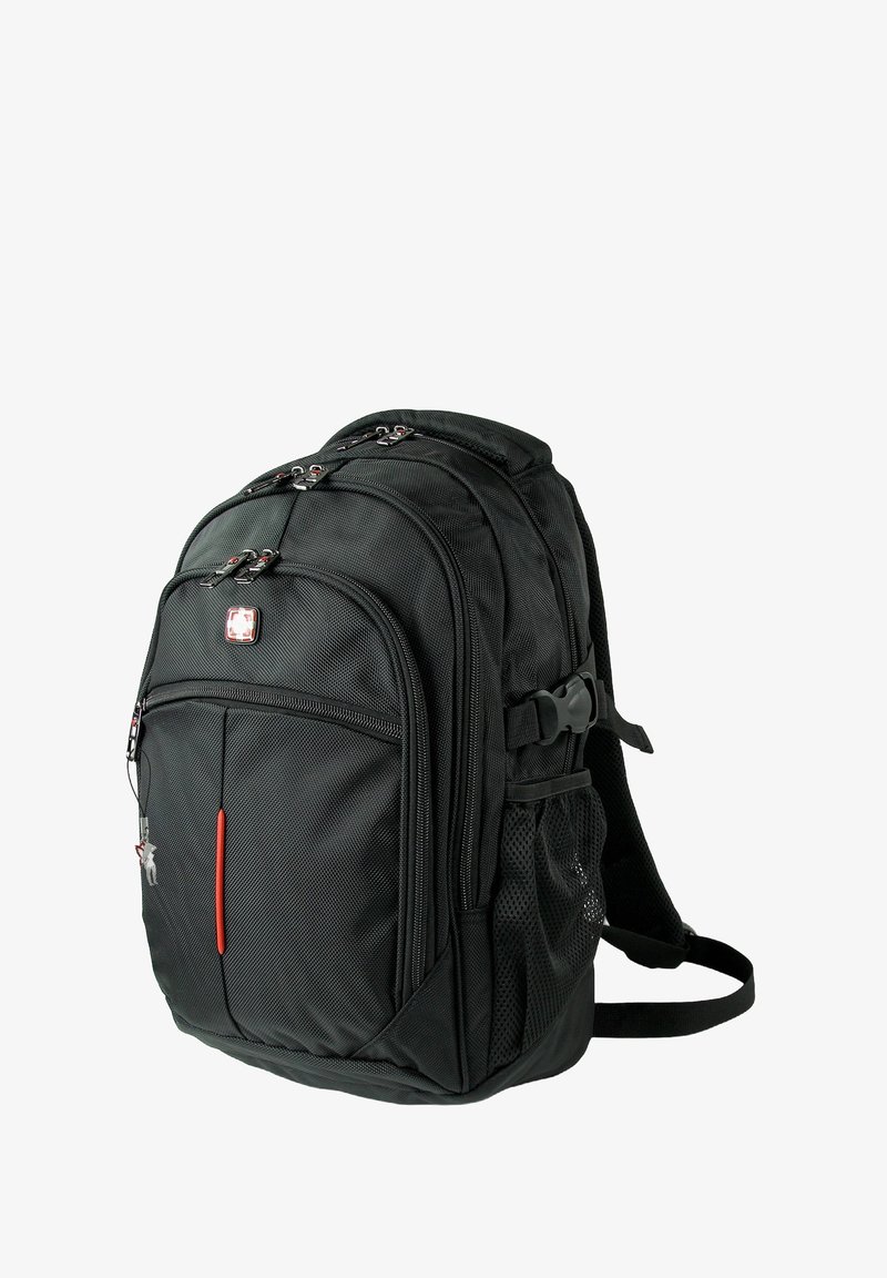 Zwarte multifunctionele rugzak met ritsen, zijvak van gaas, verstelbare schouderbanden en een kleine rode accent op het voorvak.