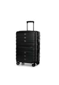 Maleta dura negra con textura lineal, mango retráctil y cuatro ruedas negras para movilidad. Tiene un tamaño mediano ideal para viajar.