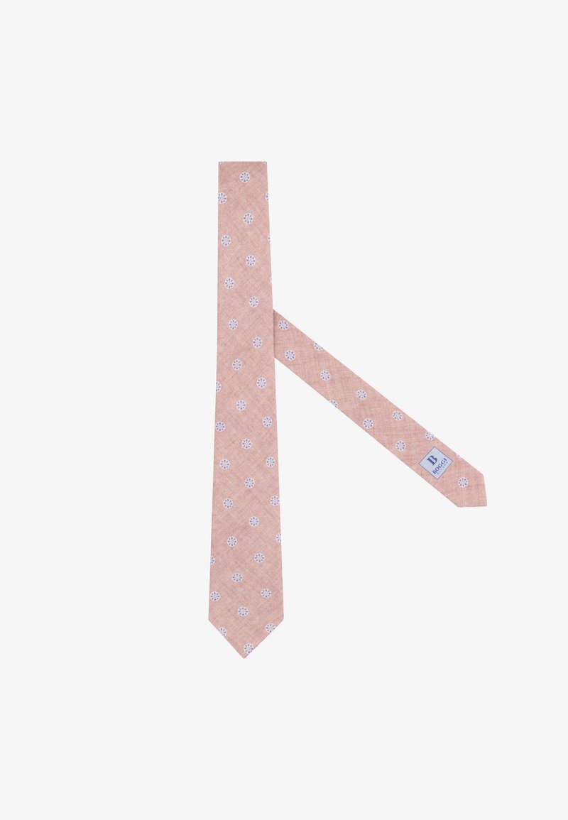Cravate en soie rose clair avec un motif floral circulaire bleu et une étiquette de créateur visible à l'extrémité étroite.