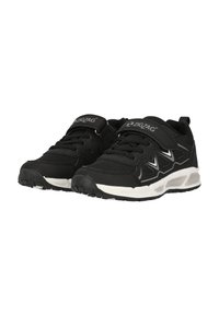 Schwarze Sportchuhe mit einer strukturierten Oberfläche, weißen Akzenten, einem gepolsterten Schaft und elastischen Schnürsenkeln, die mit einem Klettverschluss gesichert sind.
