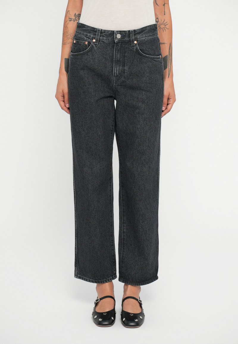 Brede pijpen, donkergrijze denim jeans met een hoge taille, vijf zakken en koperen hardware accenten. Gladde textuur, cropped lengte.