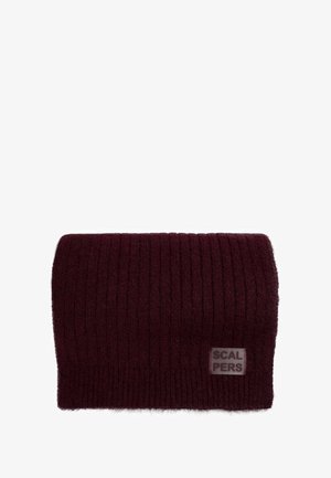 Gorro de punto burdeos con un patrón de canalé vertical. Presenta un pequeño parche gris de marca en la parte delantera. Textura suave, forma cilíndrica.