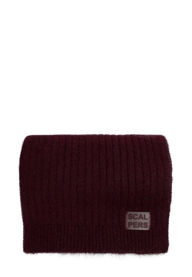 Gorro de punto burdeos con un patrón de canalé vertical. Presenta un pequeño parche gris de marca en la parte delantera. Textura suave, forma cilíndrica.