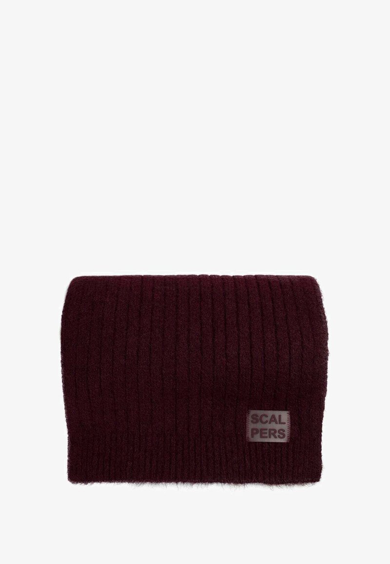 Gorro de punto burdeos con un patrón de canalé vertical. Presenta un pequeño parche gris de marca en la parte delantera. Textura suave, forma cilíndrica.