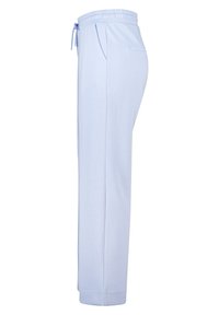 Lichtblauwe joggingsbroek van zachte stof, met een elastische tailleband en trekkoord, en zijzakken. Rechte taperende broekspijpen.