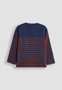 Tumesinine pikakäiseline särk horisontaalsete roostesuunaliste triipudega, pehme puuvillane materjal ja ümar kaelus. Ükslane seljaosa.