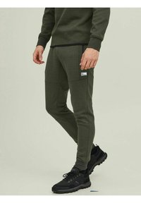 Jack & Jones JPSTWILL AIR PANTS - Spodnji deli trenirk - forest night