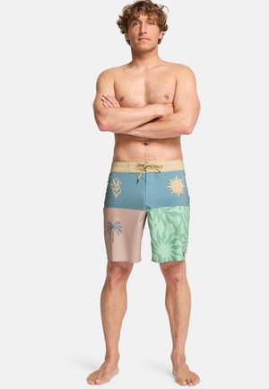 Spodenki plażowe z czterema blokami kolorów: zielonym, niebieskim, beżowym i jasnym zielonym. Z wzorami palm i słońca. Pas ze sznurkiem, gładka faktura.