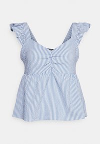 Haut rayé bleu clair et blanc avec un col en V, des bretelles volantées et un détail froncé à l'avant ; tissu léger avec une coupe fluide.