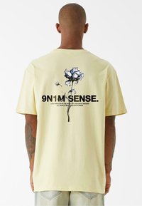 9N1M SENSE FLOWER TEE - Marškinėliai su spaudiniu - softyellow