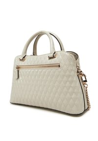Borsa avana trapuntata con finitura lucida, dotata di due manici, tasca frontale con zip e accenti in metallo dorato.