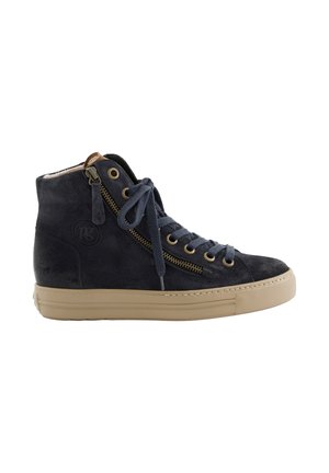 Marineblaue Veloursledersneaker mit hohem Schaft, beiger Gummisohle, marineblauen Schnürsenkeln und seitlichem Reißverschluss am äußeren Knöchel.