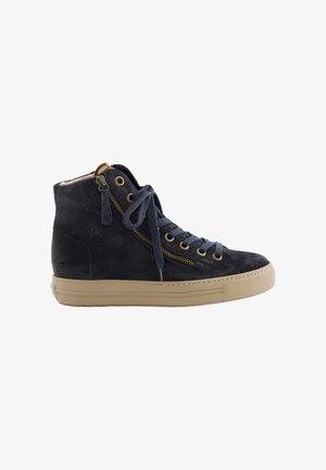 Marineblaue Veloursledersneaker mit hohem Schaft, beiger Gummisohle, marineblauen Schnürsenkeln und seitlichem Reißverschluss am äußeren Knöchel.
