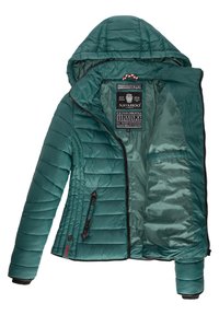 Jachetă puffer teal cu glugă. Caracteristici: textură matlasată, fermoar frontal și buzunar cu fermoar. Interiorul include o etichetă cu instrucțiuni de îngrijire.