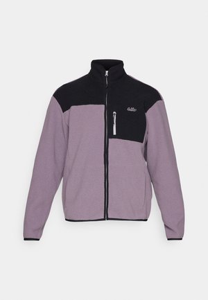 Fleecejacke mit einem lila und schwarzen Farbblockdesign, ausgestattet mit einem hohen Kragen, einem durchgehenden Reißverschluss und einer Reißverschlusstasche auf der Brust.